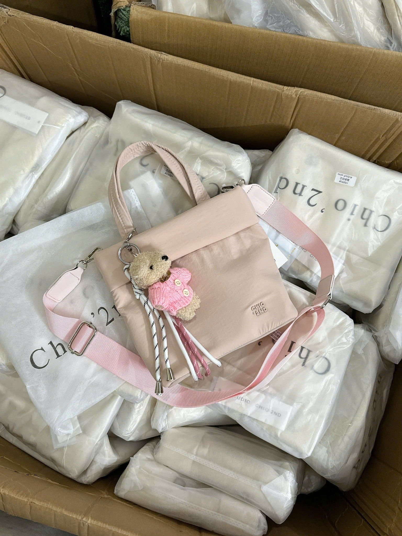  Túi Chio dáng basic sz 18cm cầm tay kèm gấu 