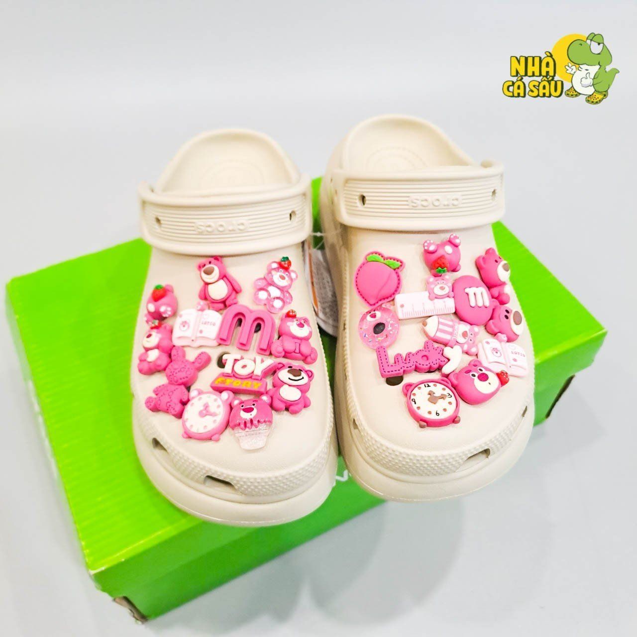  Jibbitz charm sticker đá hình gấu dâu hồng, gấu lotso gắn trang trí dép sục cross 