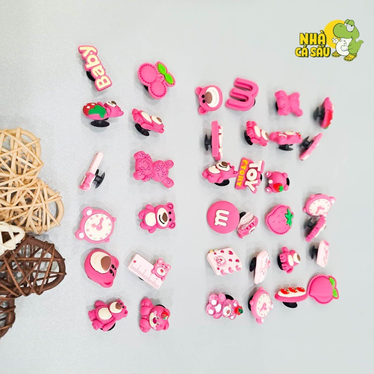 Jibbitz charm sticker đá hình gấu dâu hồng, gấu lotso gắn trang trí dép sục cross 
