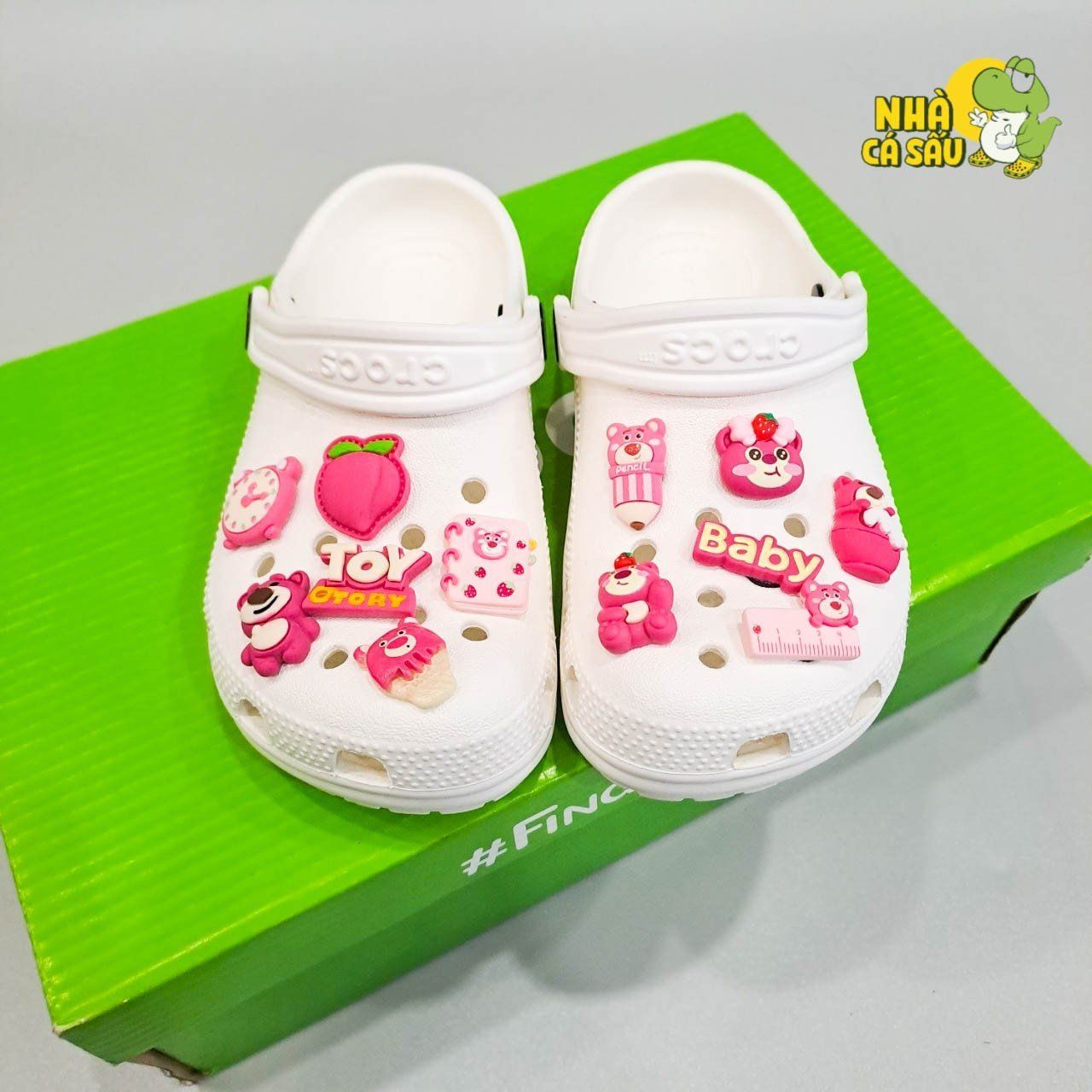  Jibbitz charm sticker đá hình gấu dâu hồng, gấu lotso gắn trang trí dép sục cross 