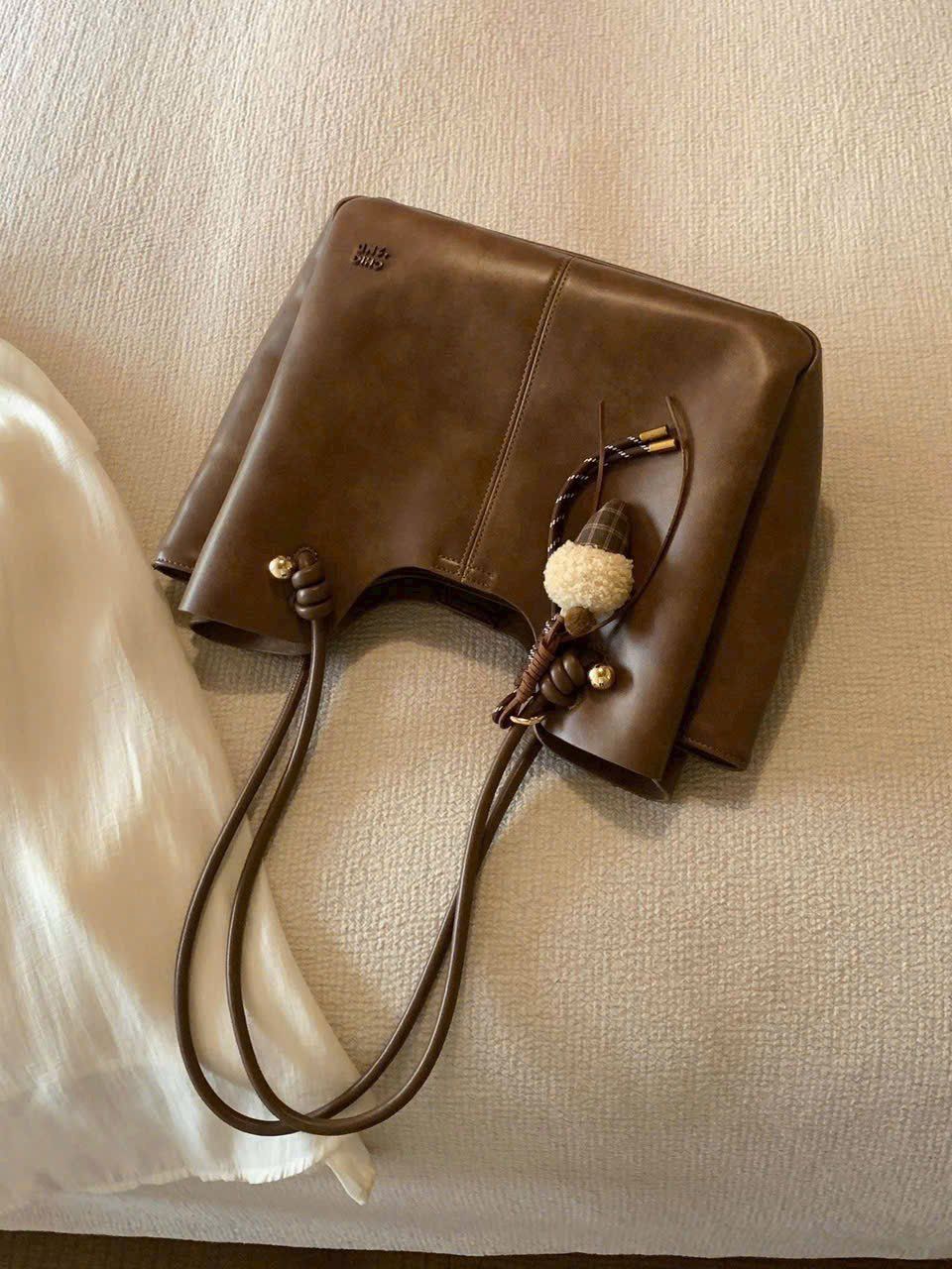  Túi Chio tote size 30 tặng charm kem bông vintage 