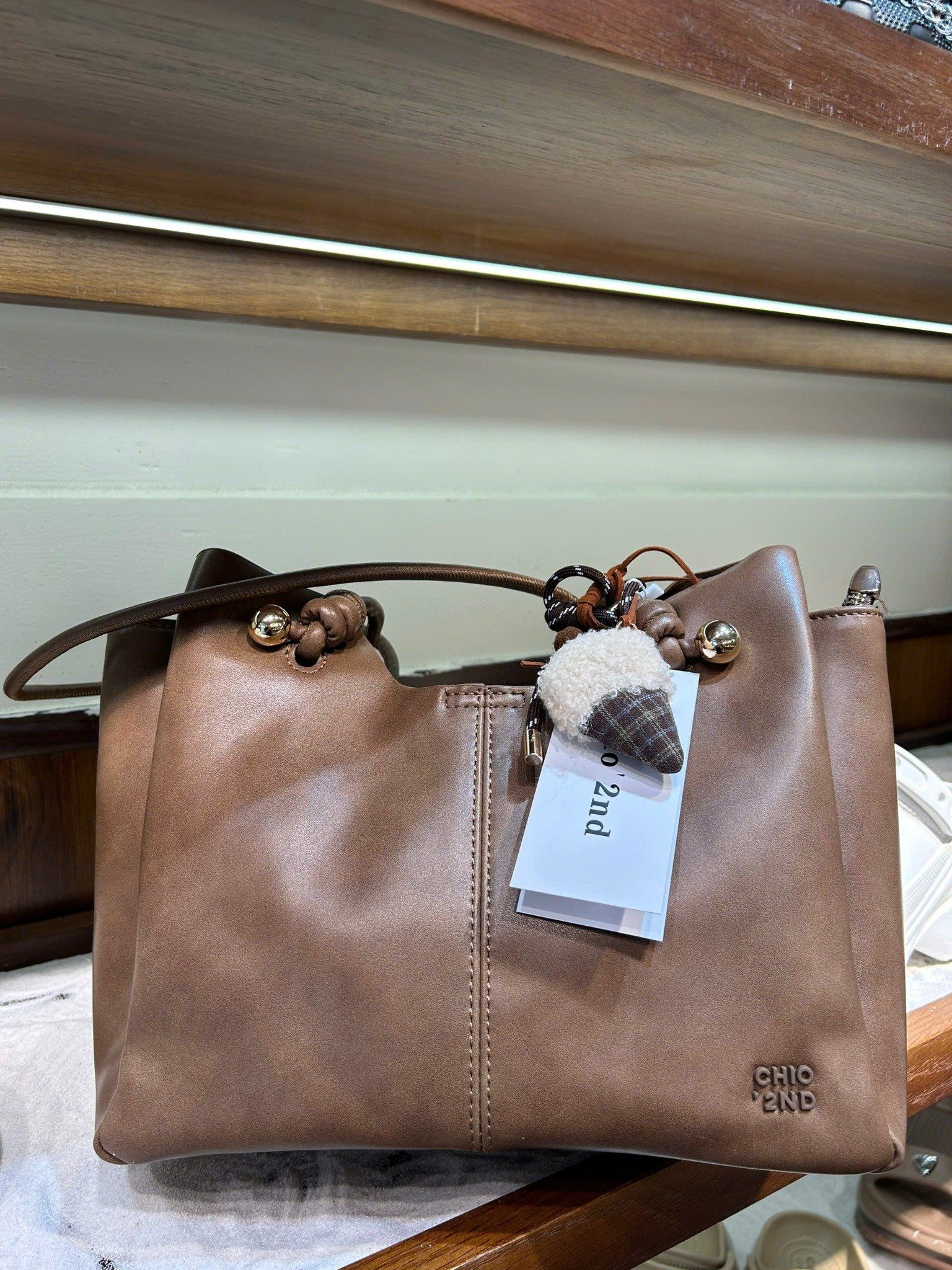  Túi Chio tote size 30 tặng charm kem bông vintage 
