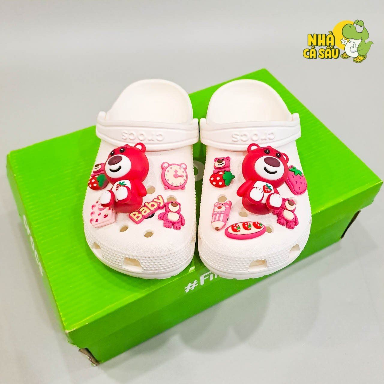  Jibbitz charm sticker đá hình gấu dâu hồng, gấu lotso gắn trang trí dép sục cross 