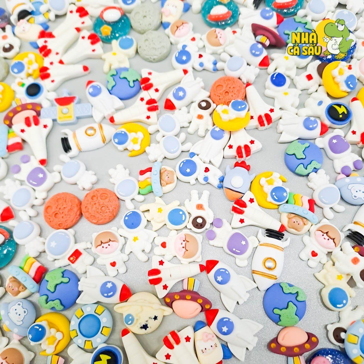  Jibbitz charms sticker 3D nhựa cứng phi hành gia, vũ trụ gắn trang trí dép sục cross 