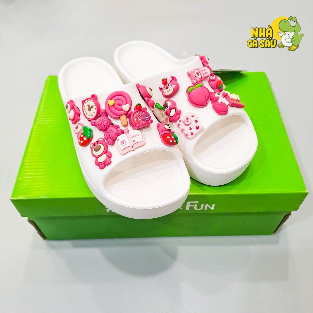  Jibbitz charm sticker đá hình gấu dâu hồng, gấu lotso gắn trang trí dép sục cross 