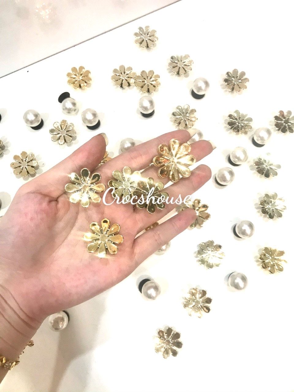 Jibbitz charms kim loại gắn dép cross 