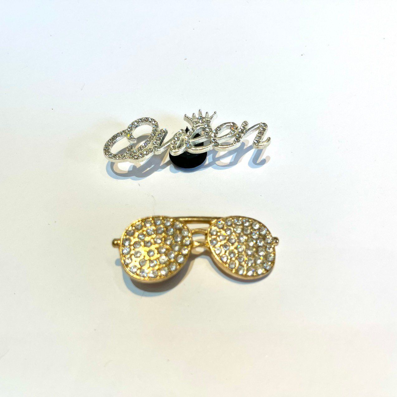  Jibbitz charms kim loại gắn dép cross 