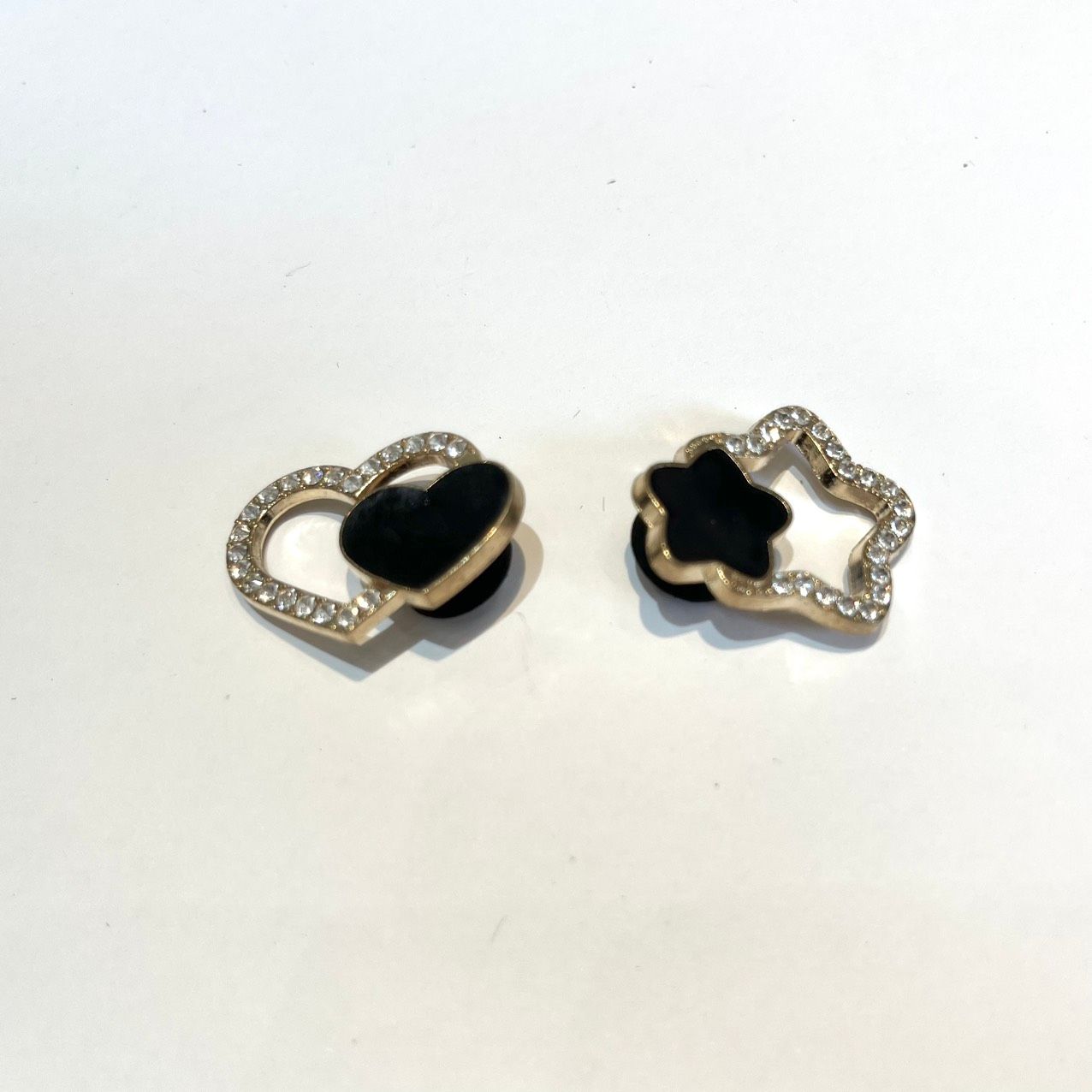  Jibbitz charms kim loại gắn dép cross 