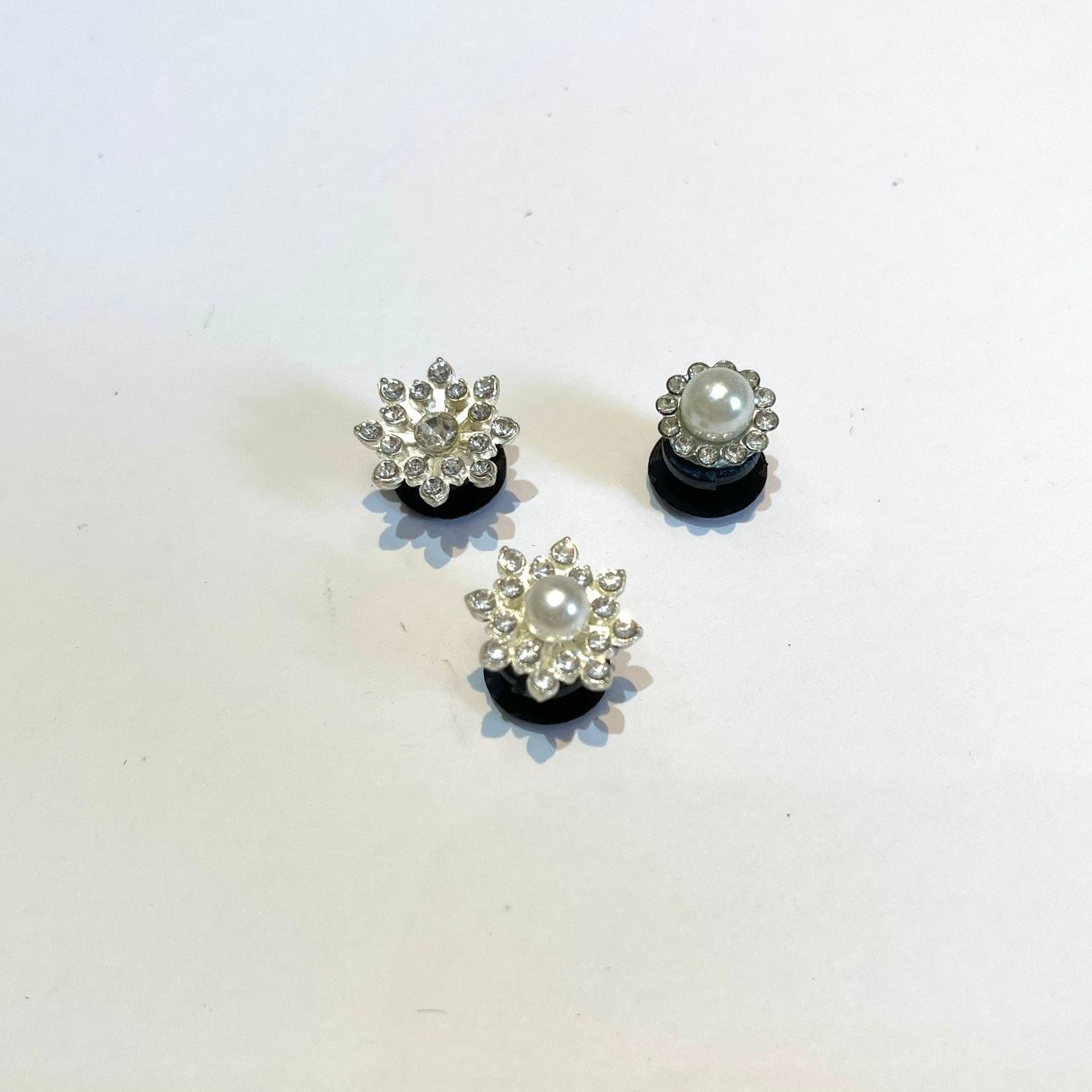  Jibbitz charms kim loại gắn dép cross 