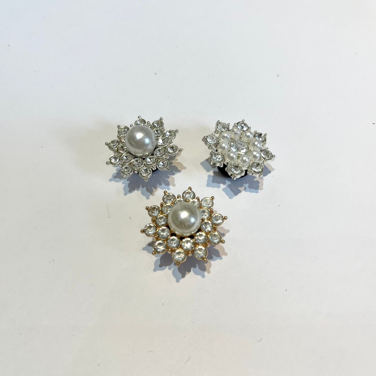  Jibbitz charms kim loại gắn dép cross 