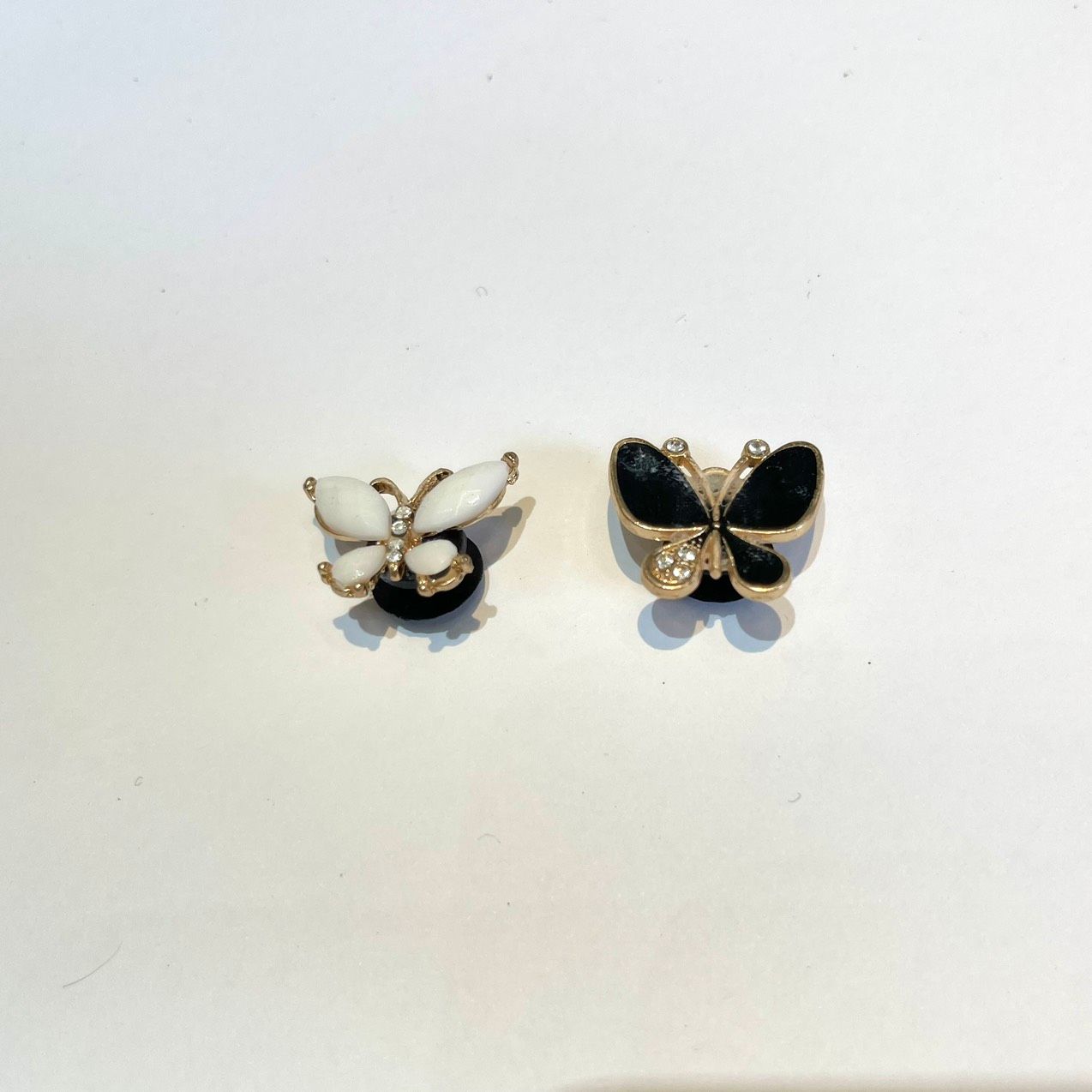  Jibbitz charms kim loại gắn dép cross 