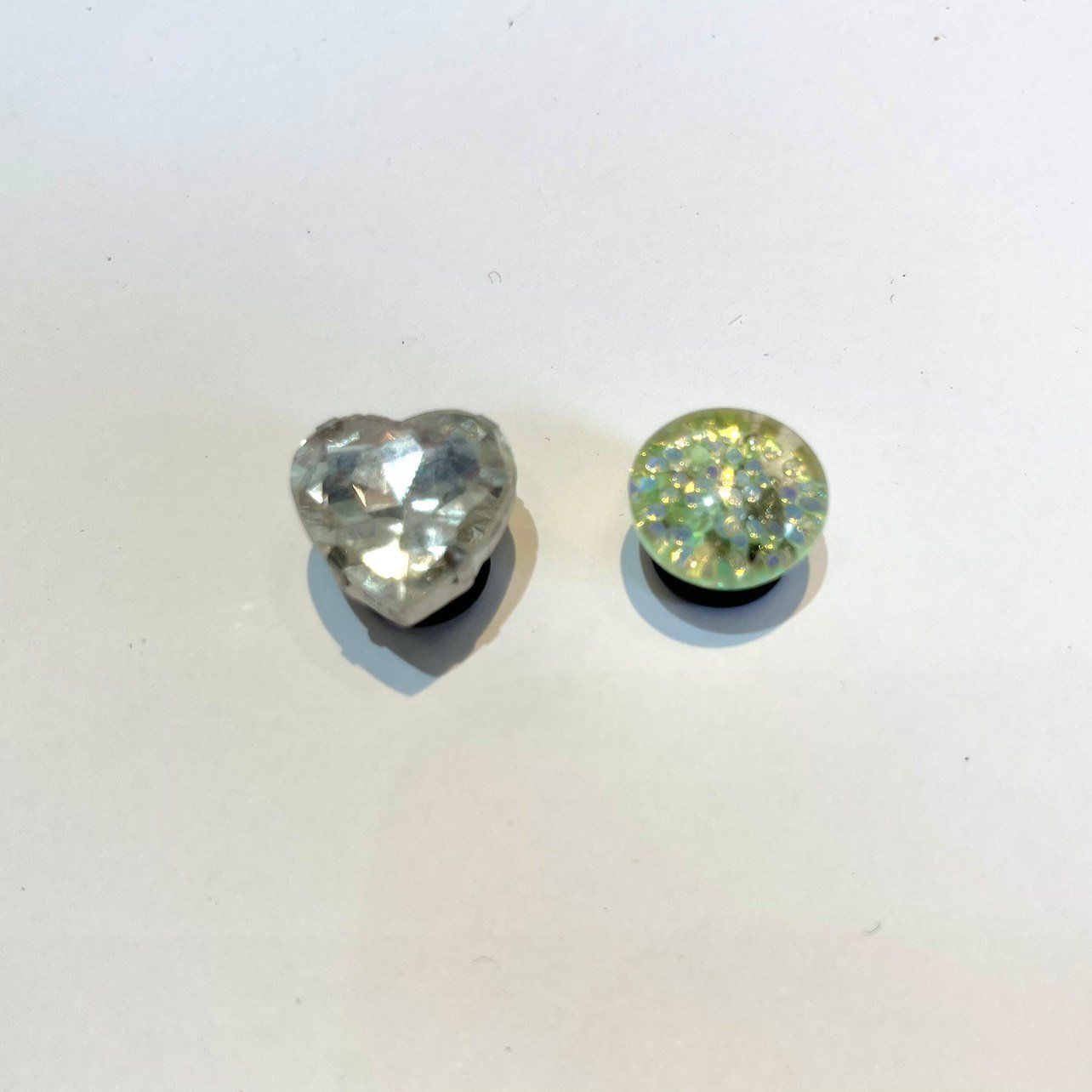  Jibbitz charms kim loại gắn dép cross 