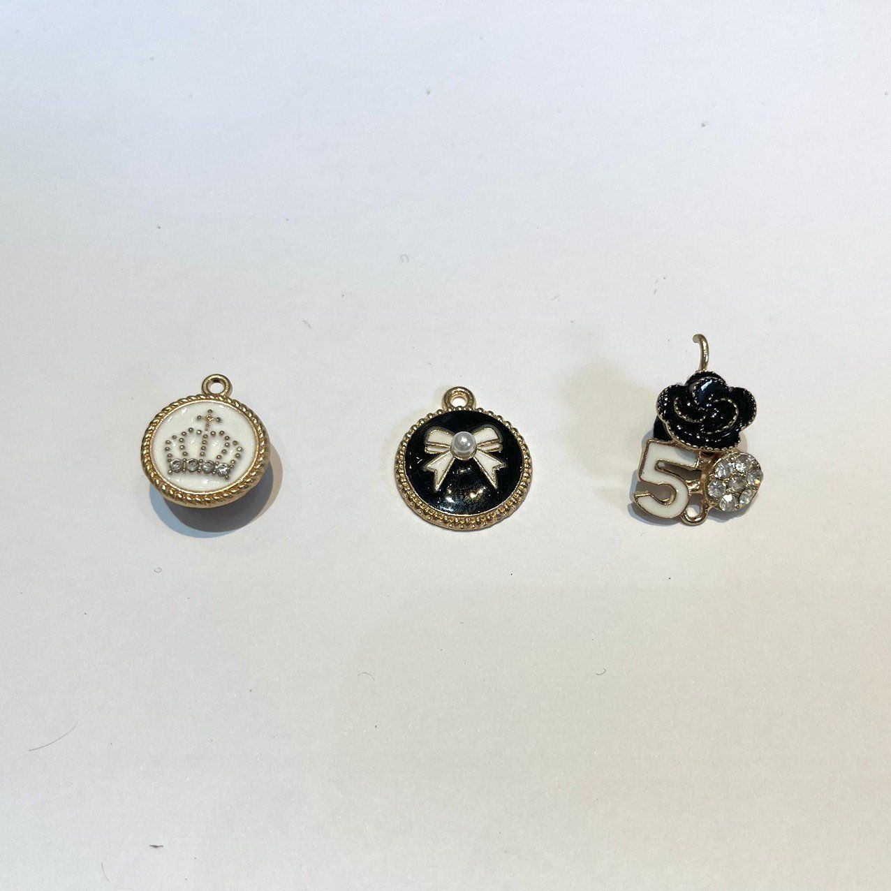  Jibbitz charms kim loại gắn dép cross 