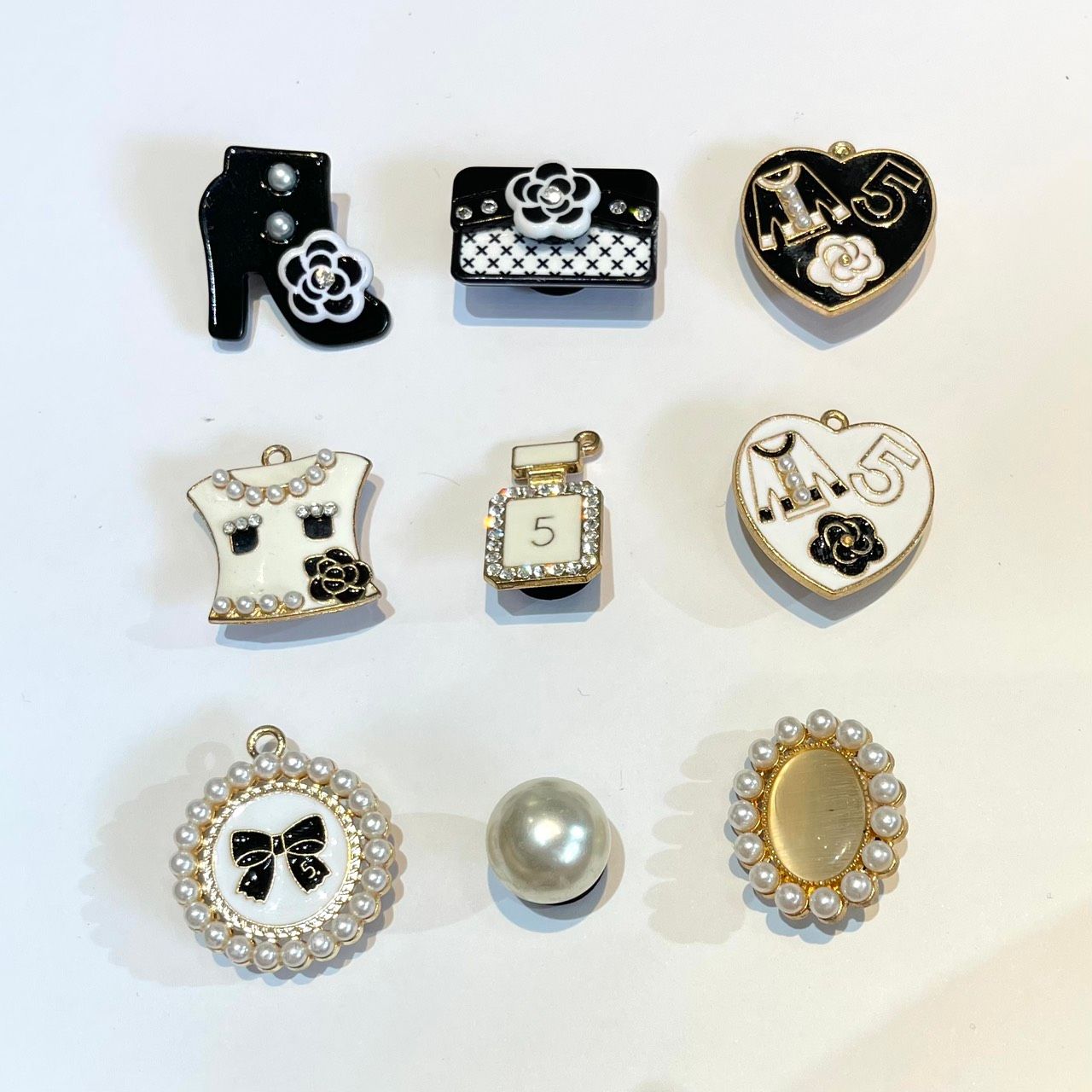  Jibbitz charms kim loại gắn dép cross 