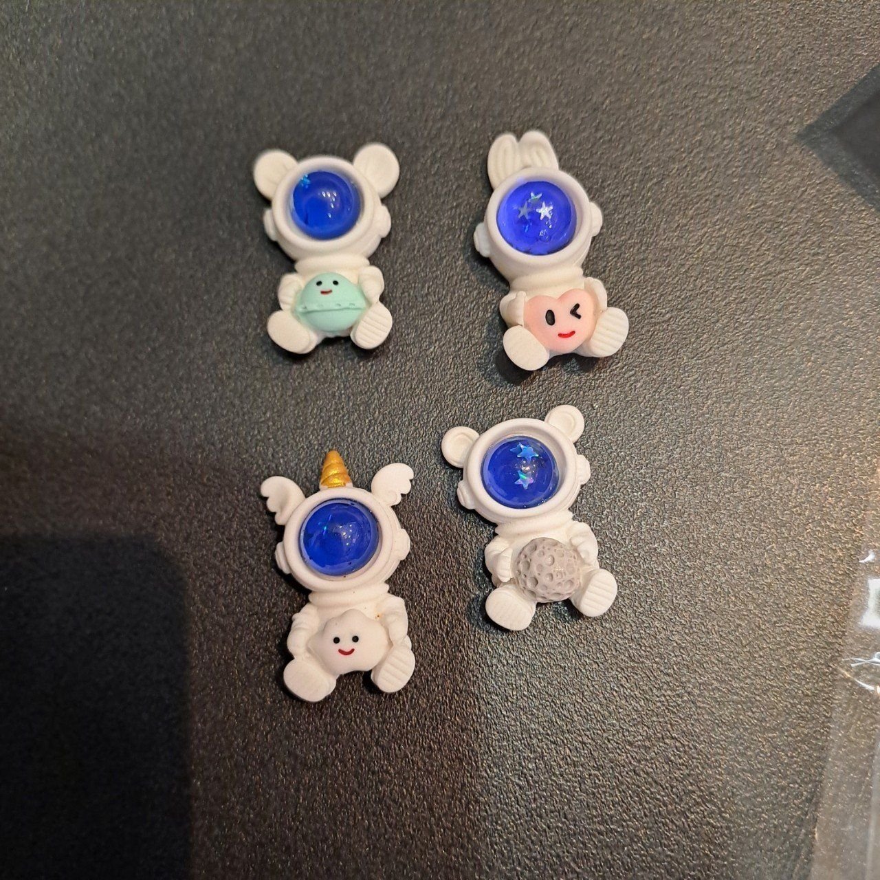  Jibbitz charms kim loại gắn dép cross 