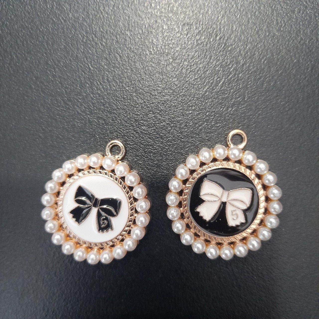  Jibbitz charms kim loại gắn dép cross 