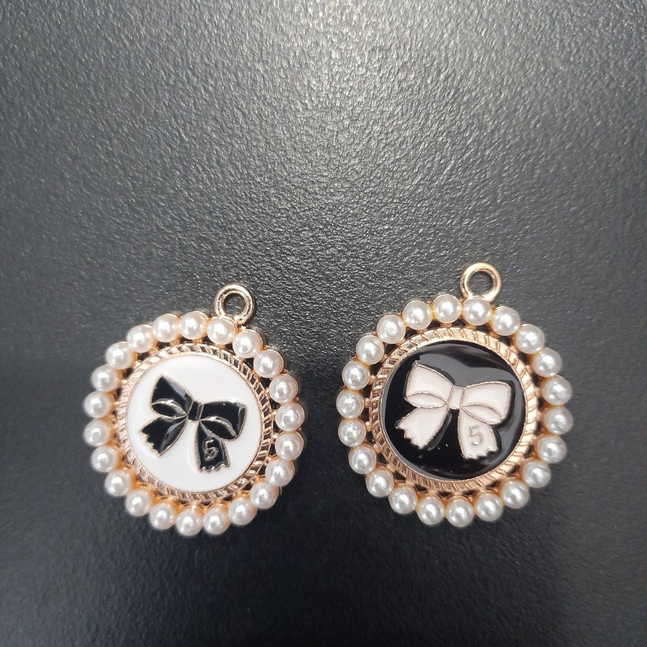  Jibbitz charms kim loại gắn dép cross 