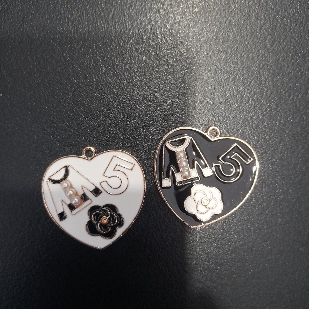  Jibbitz charms kim loại gắn dép cross 