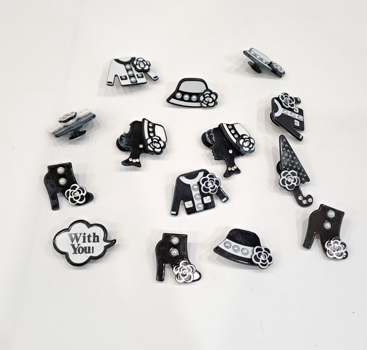  Jibbitz charms kim loại gắn dép cross 