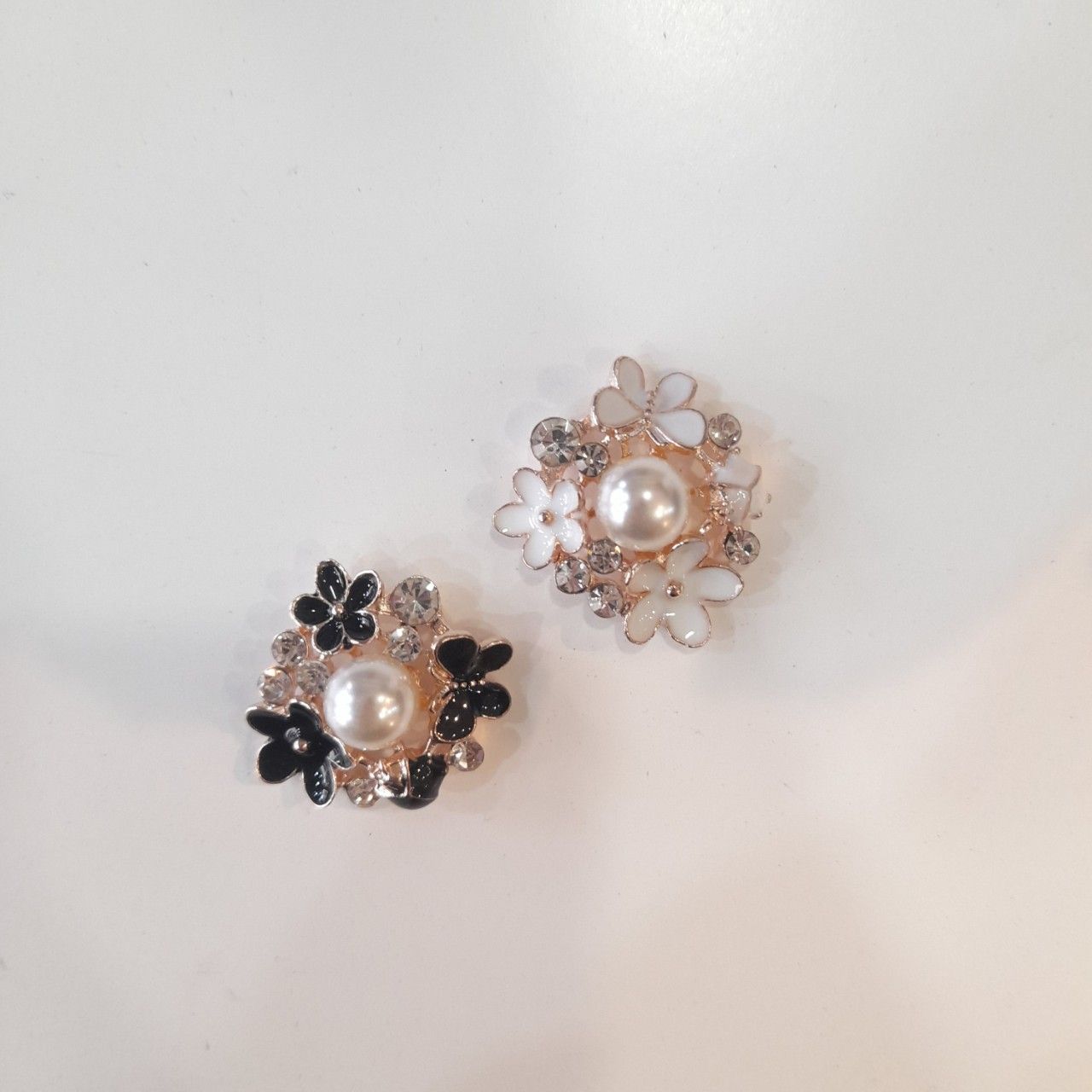  Jibbitz charms kim loại gắn dép cross 