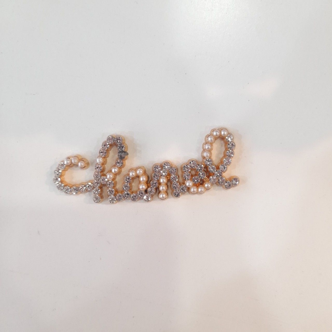  Jibbitz charms kim loại gắn dép cross 