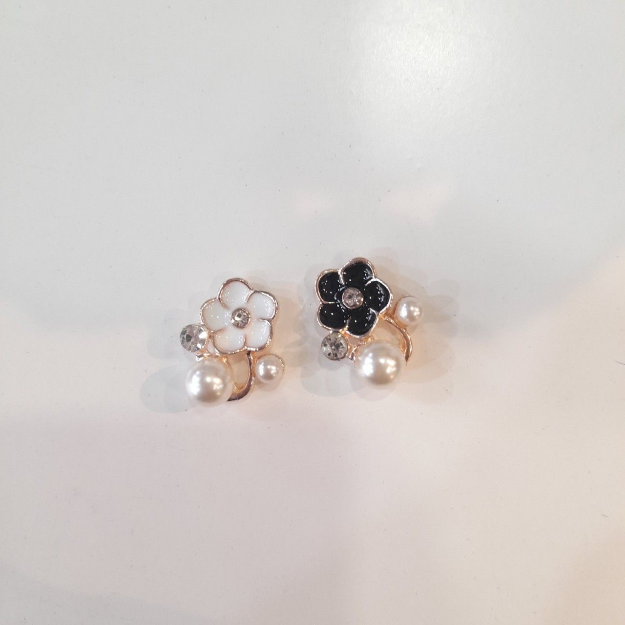  Jibbitz charms kim loại gắn dép cross 