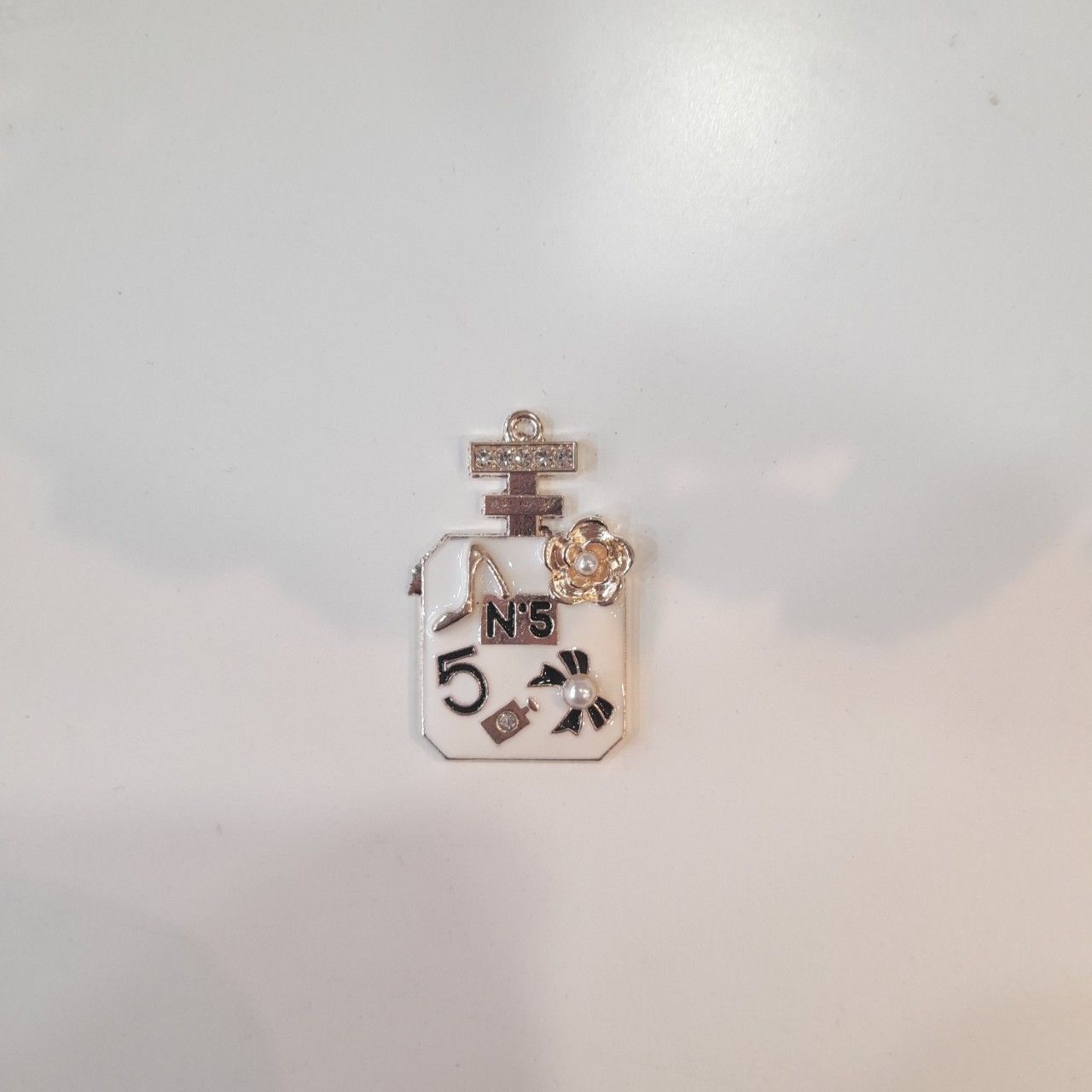  Jibbitz charms kim loại gắn dép cross 