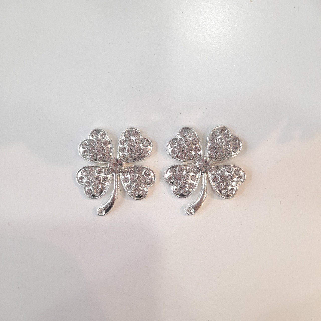 Jibbitz charms kim loại gắn dép cross 
