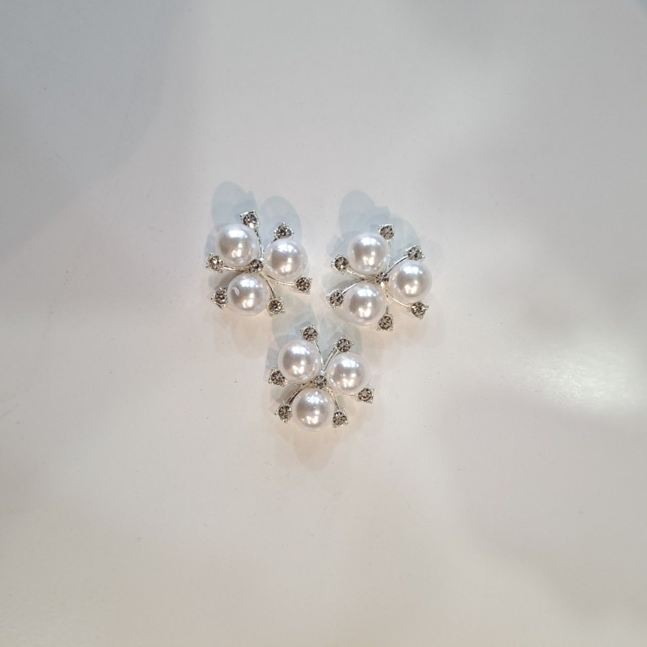  Jibbitz charms kim loại gắn dép cross 
