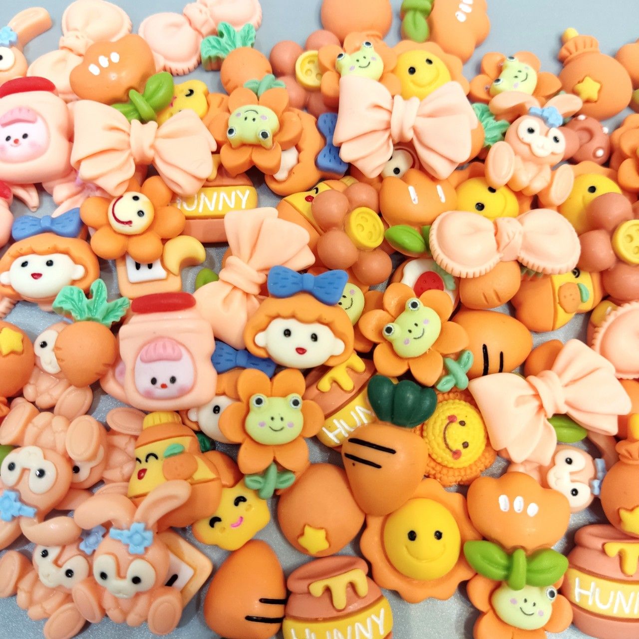  Jibbitz charms 3D nhỏ nhựa cứng theo tone màu gắn dép 