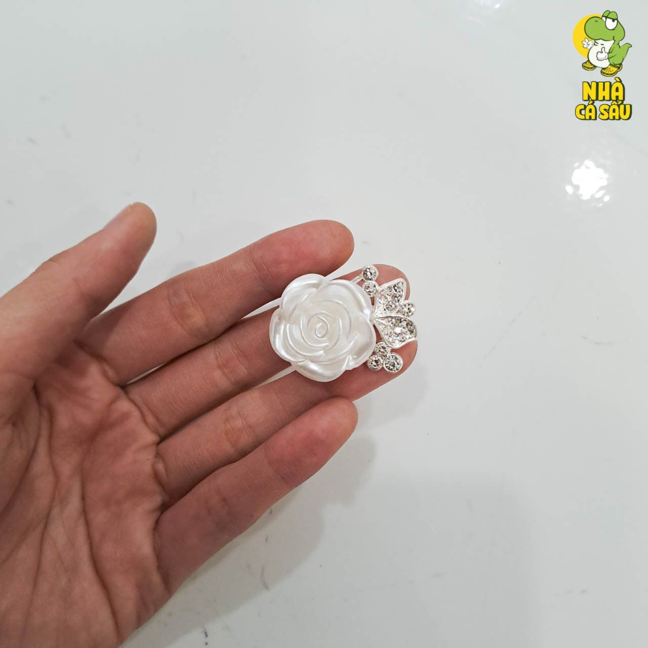  Jibbitz charms kim loại gắn dép cross 