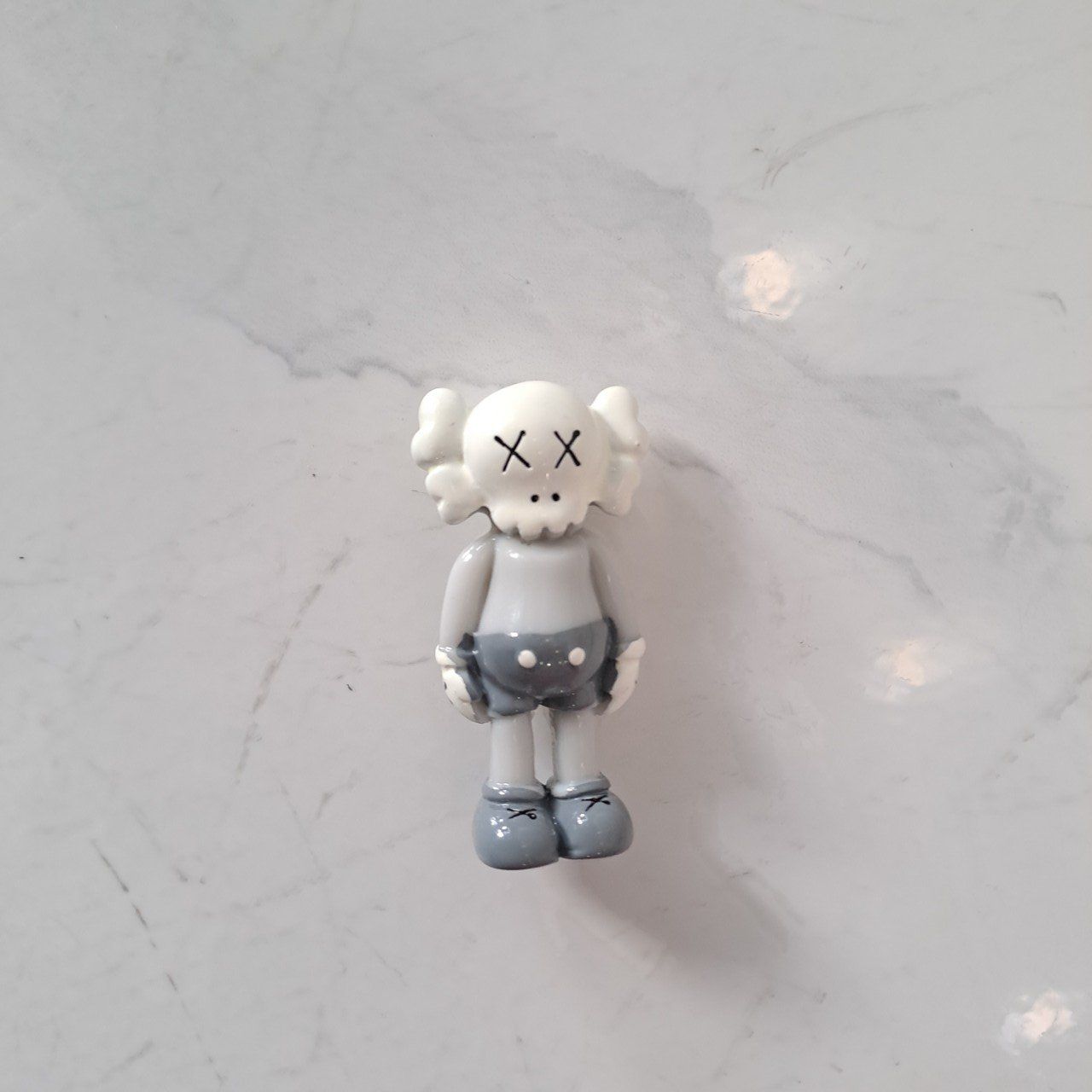  Jibbitz charms kim loại gắn dép cross 