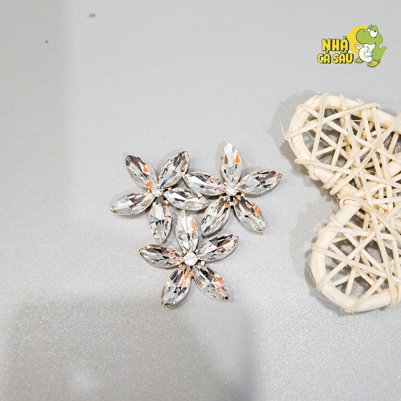  Jibbitz charms kim loại gắn dép cross 