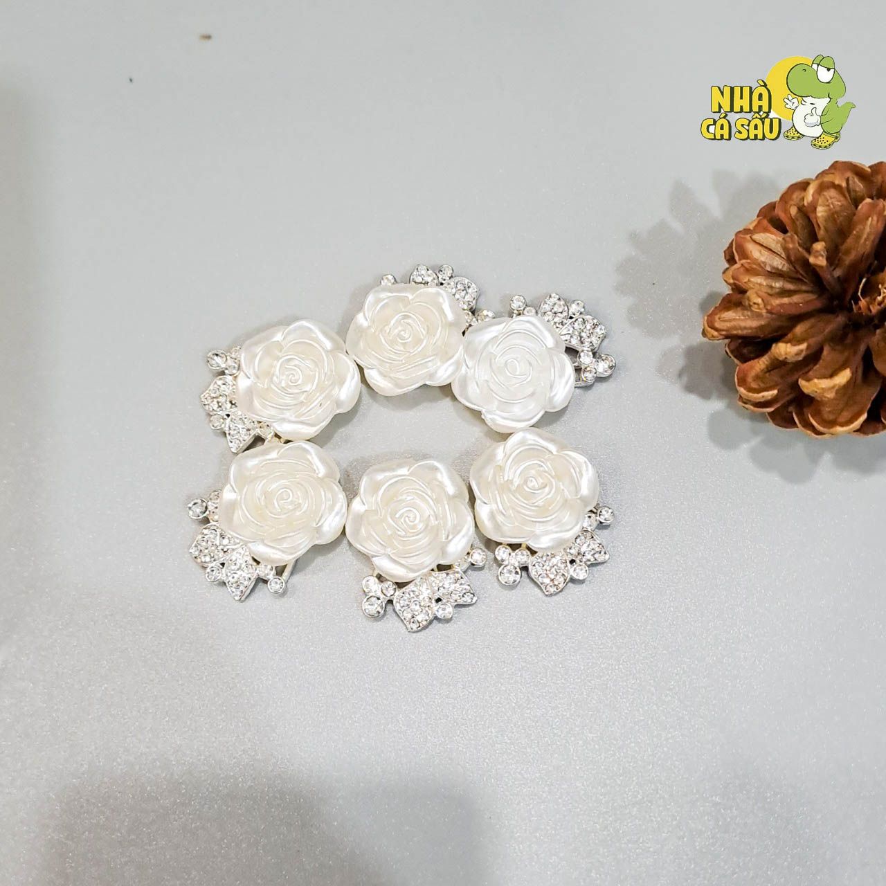  Jibbitz charms kim loại gắn dép cross 