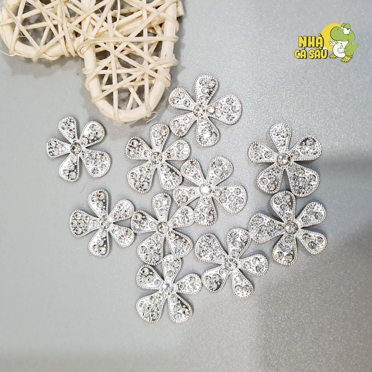  Jibbitz charms kim loại gắn dép cross 