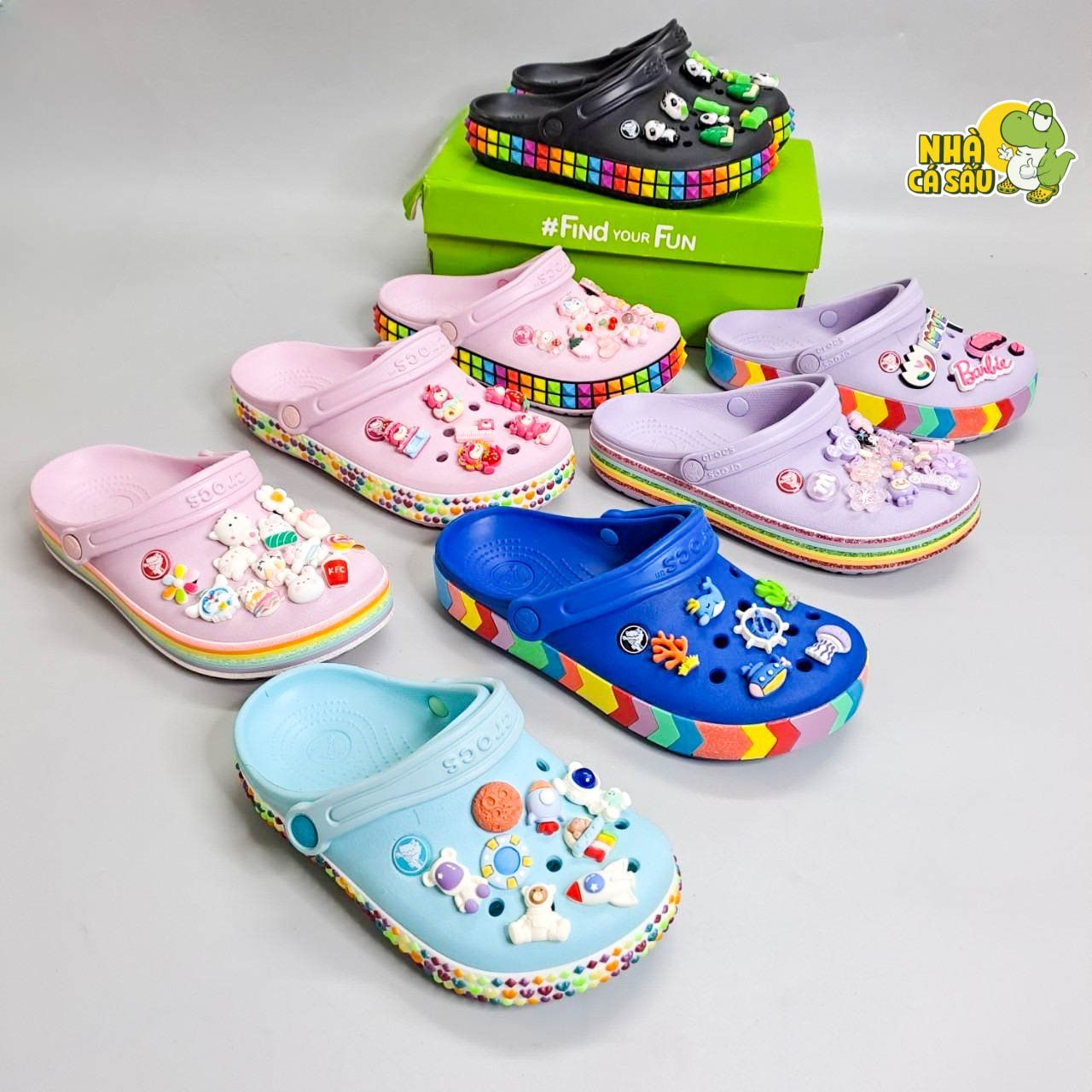  Dép sục crocband viền họa tiết trái tim, cầu vồng trẻ em người lớn chính hãng 