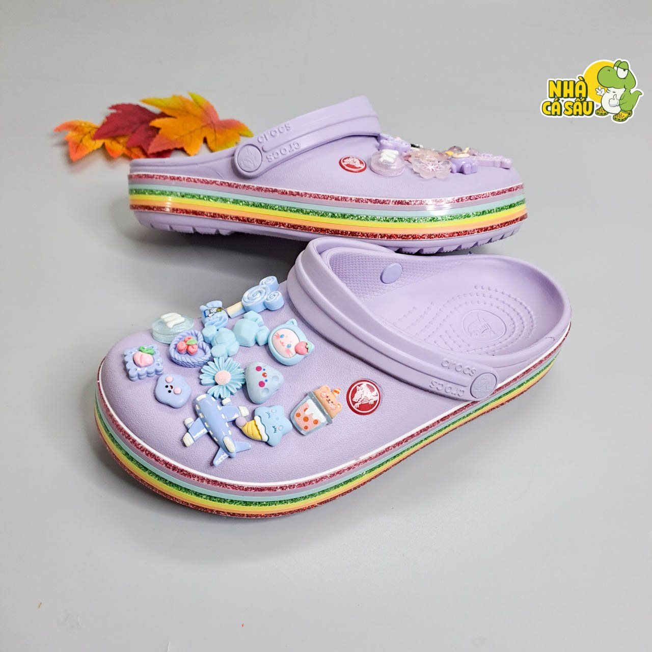  Dép sục crocband viền họa tiết trái tim, cầu vồng trẻ em người lớn chính hãng 