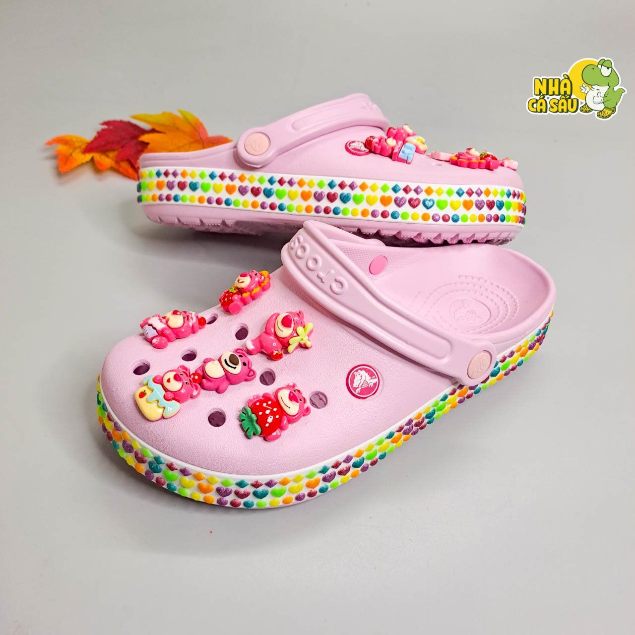  Dép sục crocband viền họa tiết trái tim, cầu vồng trẻ em người lớn chính hãng 