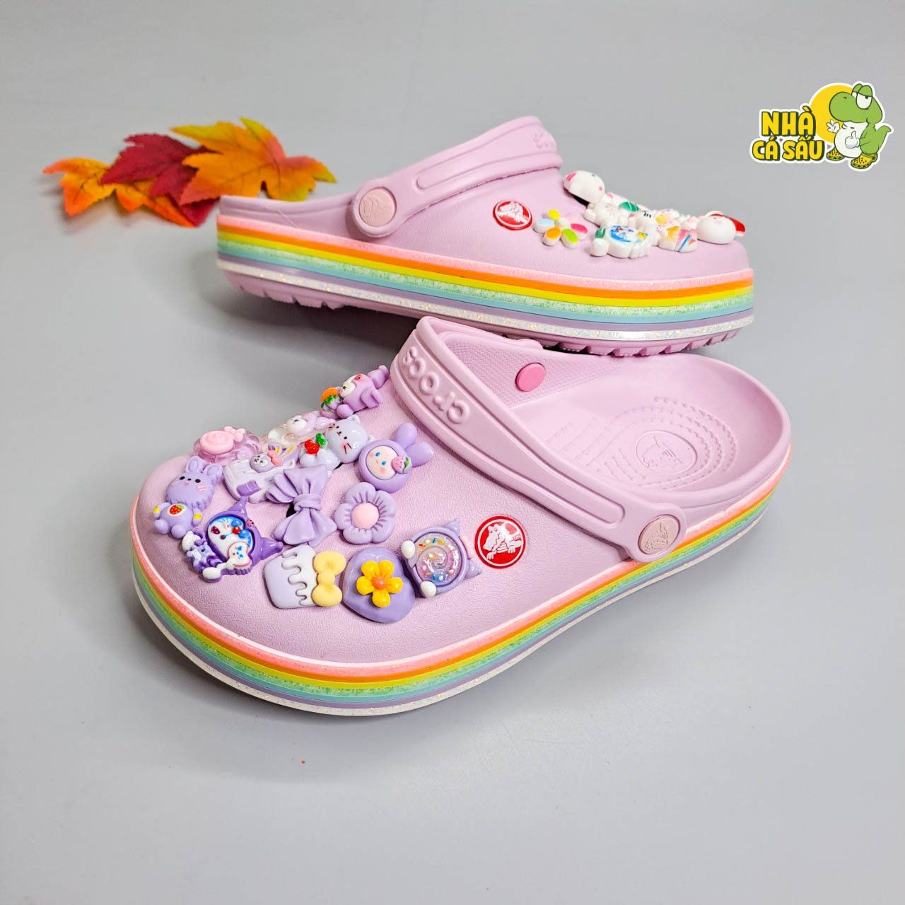  Dép sục crocband viền họa tiết trái tim, cầu vồng trẻ em người lớn chính hãng 