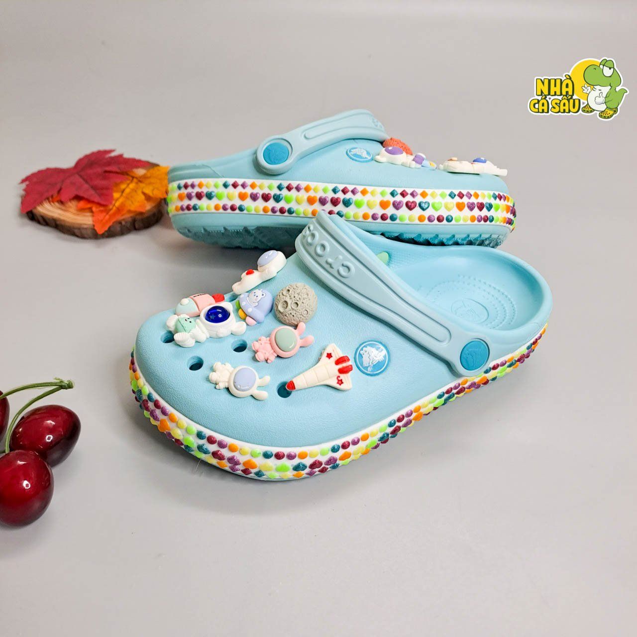  Dép sục crocband viền họa tiết trái tim, cầu vồng trẻ em người lớn chính hãng 
