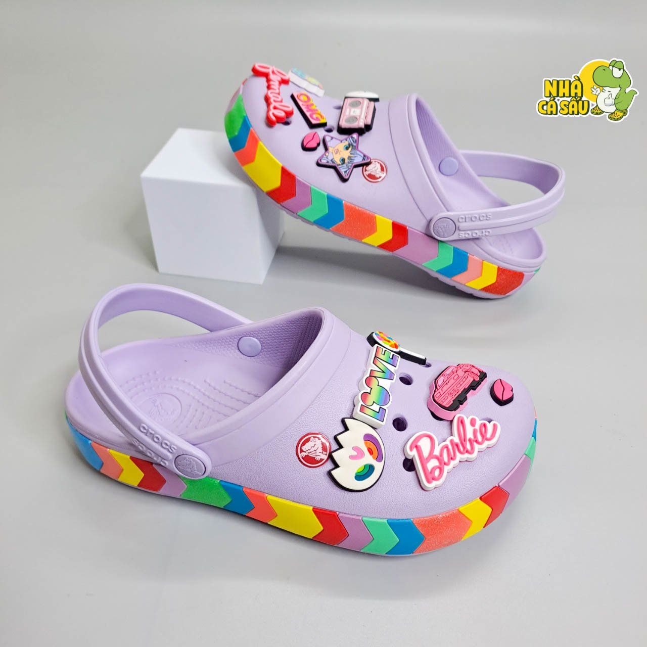  Dép sục crocband viền họa tiết trái tim, cầu vồng trẻ em người lớn chính hãng 