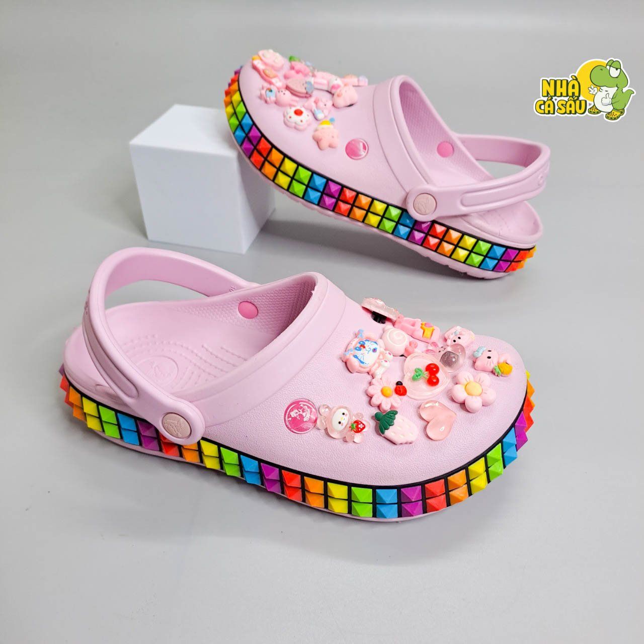  Dép sục crocband viền họa tiết trái tim, cầu vồng trẻ em người lớn chính hãng 