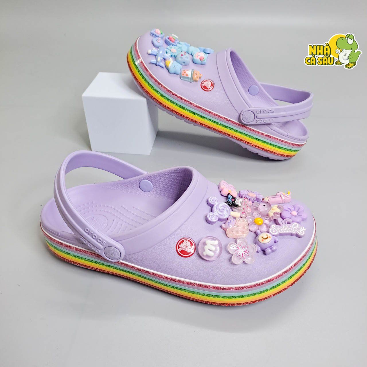  Dép sục crocband viền họa tiết trái tim, cầu vồng trẻ em người lớn chính hãng 