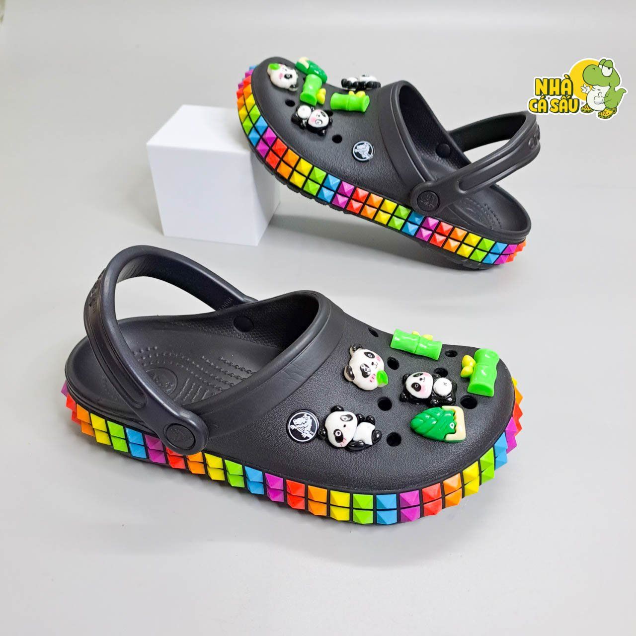  Dép sục crocband viền họa tiết trái tim, cầu vồng trẻ em người lớn chính hãng 