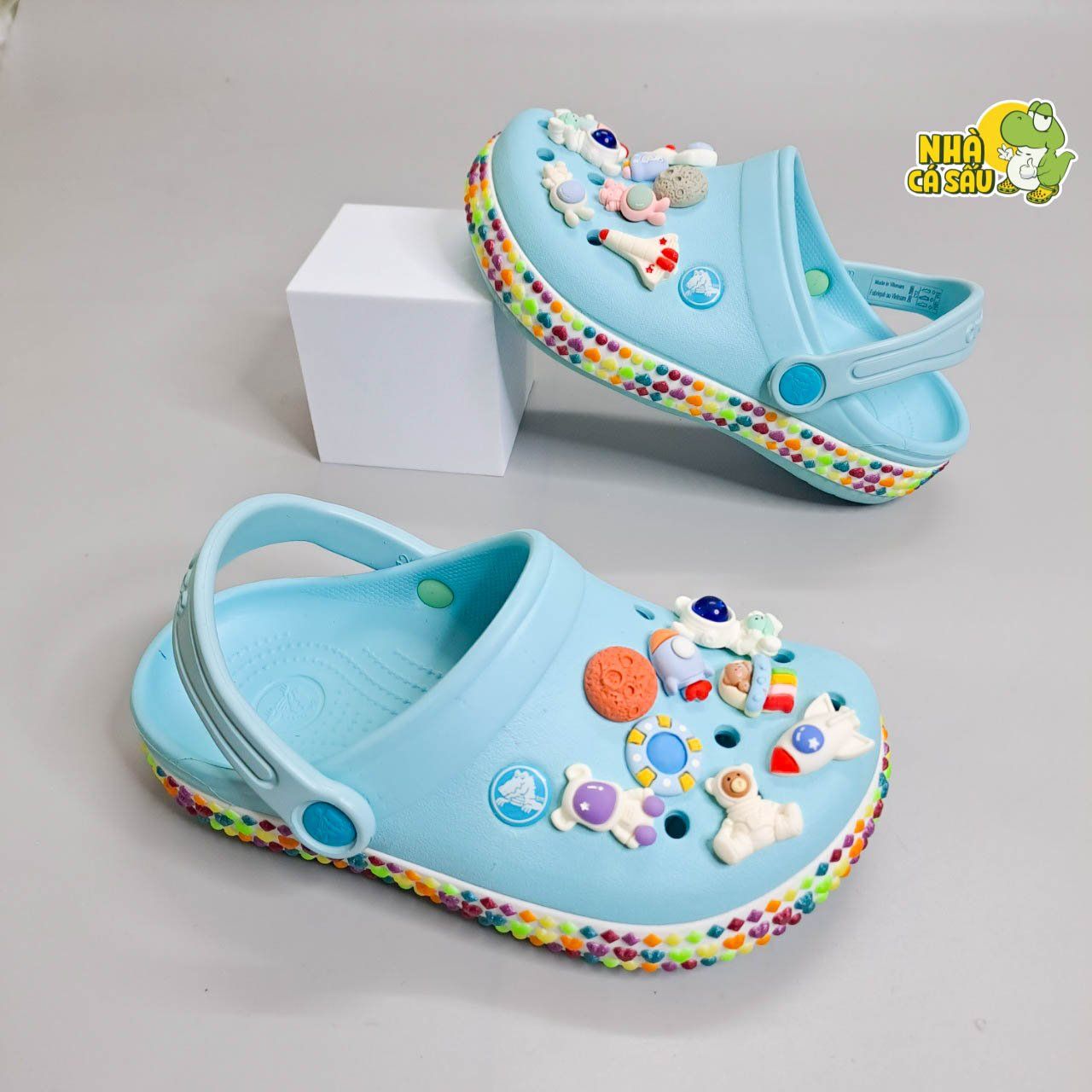  Dép sục crocband viền họa tiết trái tim, cầu vồng trẻ em người lớn chính hãng 