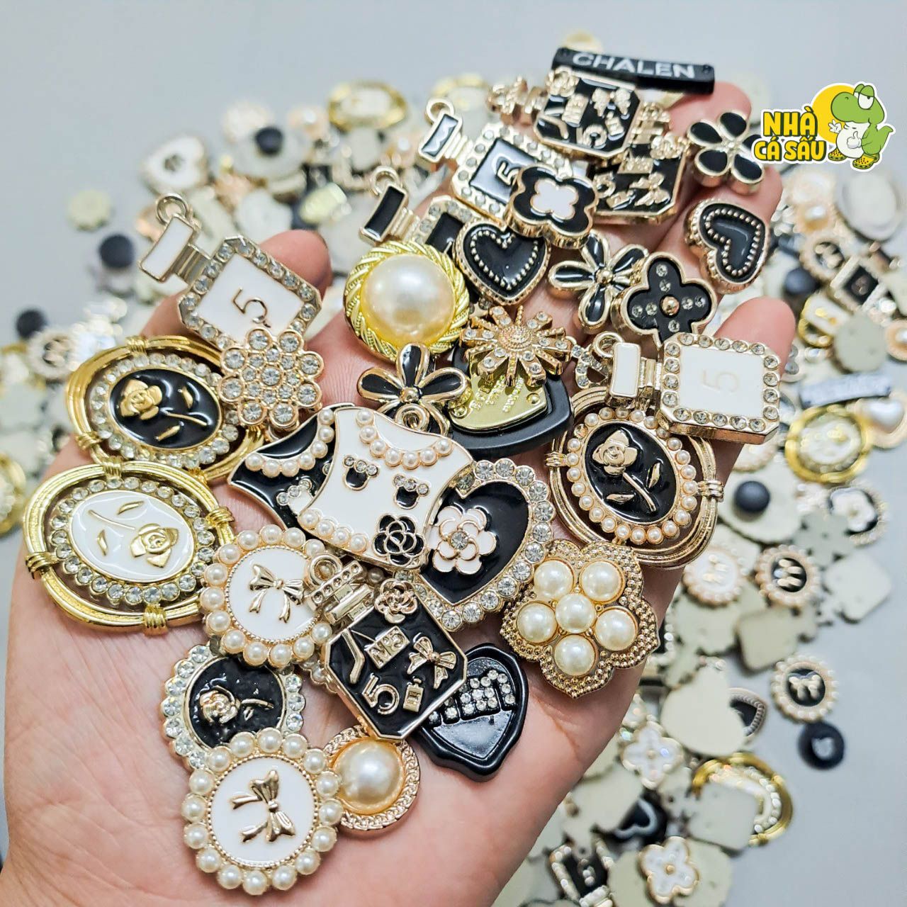  Jibbitz charms giả kim gắn dép sục cross 