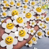  Jibbitz charm hoa mặt cười trắng nhụy vàng gắn trang trí dép Dinas 