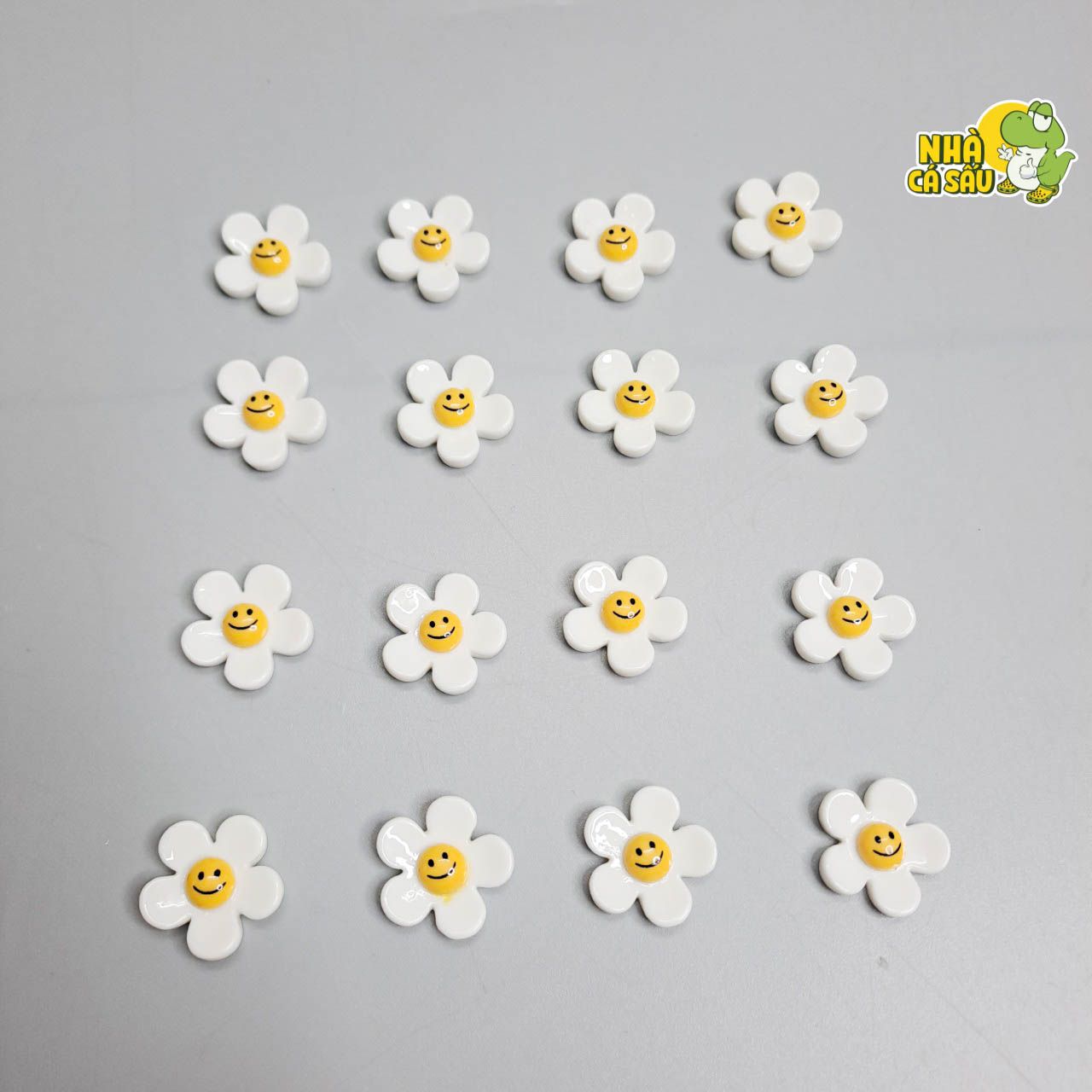  Jibbitz charm hoa mặt cười trắng nhụy vàng gắn trang trí dép Dinas 