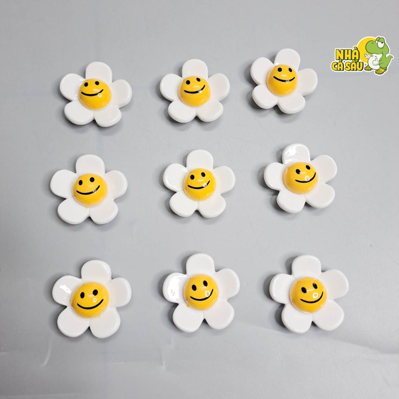  Jibbitz charm hoa mặt cười trắng nhụy vàng gắn trang trí dép Dinas 