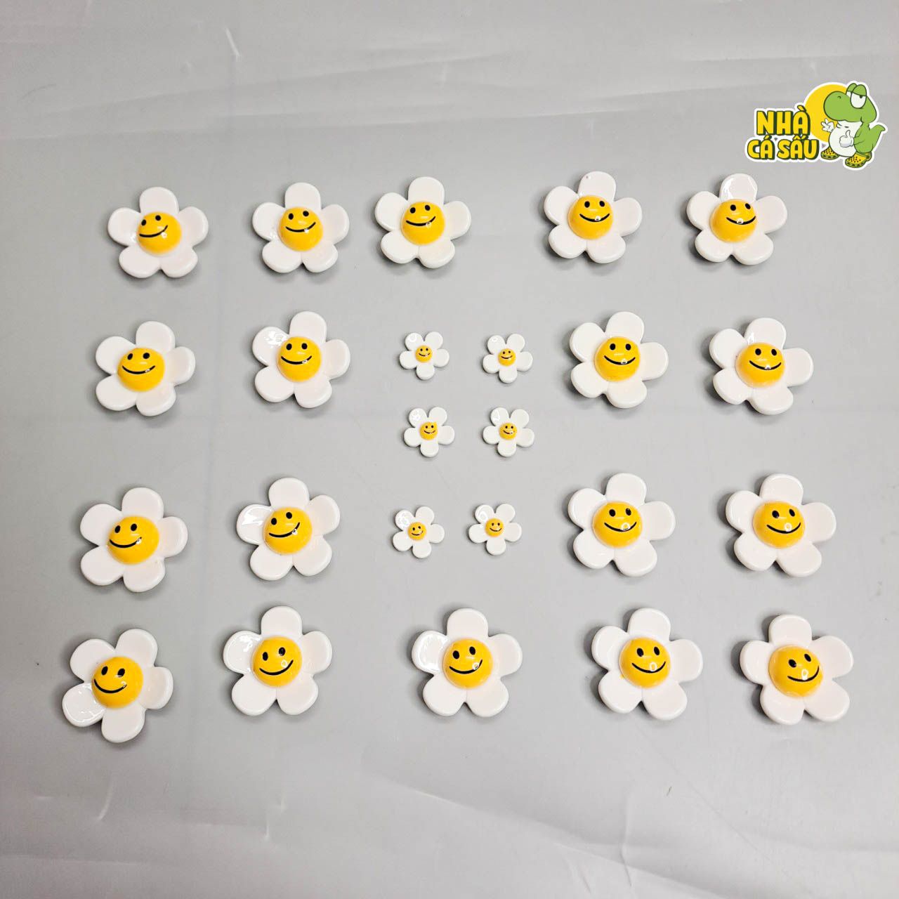  Jibbitz charm hoa mặt cười trắng nhụy vàng gắn trang trí dép Dinas 